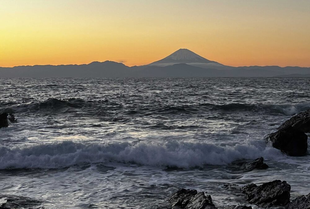 夕焼けに染まる富士山