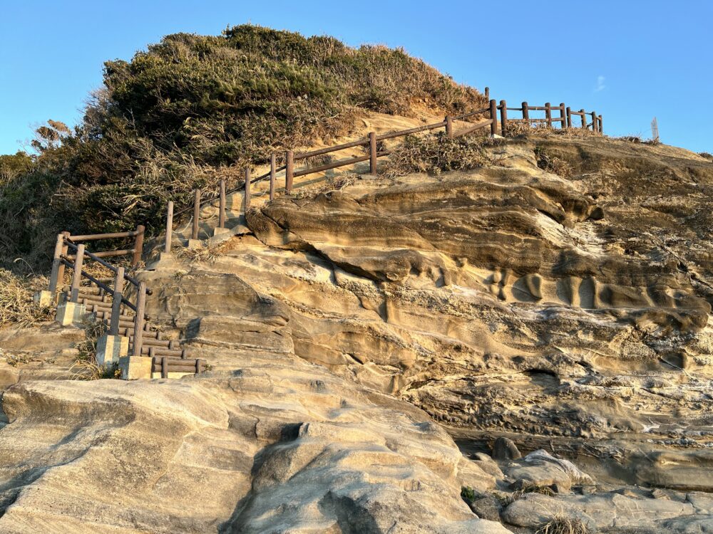 馬の背洞門への階段